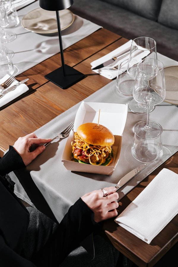 Quelle est la meilleure façon de sélectionner une parure de bijoux pour un dîner d'État?