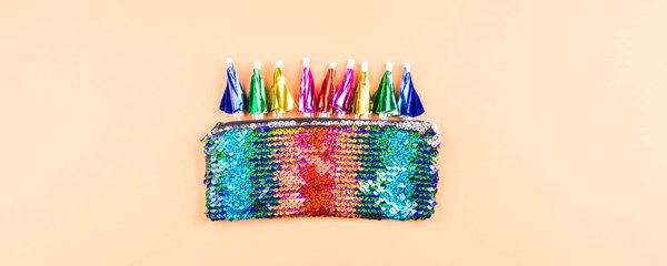 Comment choisir une pochette de soirée qui complète une robe avec une encolure asymétrique?