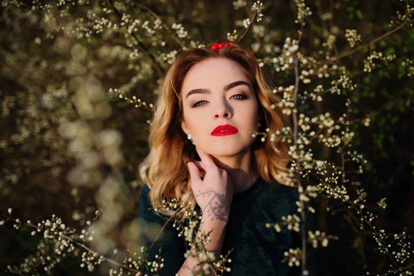 Quelle technique utiliser pour nouer une écharpe de soie pour ajouter une touche d'élégance à un tailleur ?